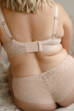 Load image into Gallery viewer, Model wearing Leia hipster and Valeria nursing bra in colour rose
