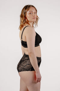 Side of model wearing Valeria nursing bra and Lemonie high waist in colour black 